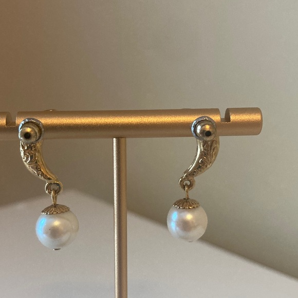 Vintage 1928 Gold Crescent Earrings with Pearls - Picture 5 of 6